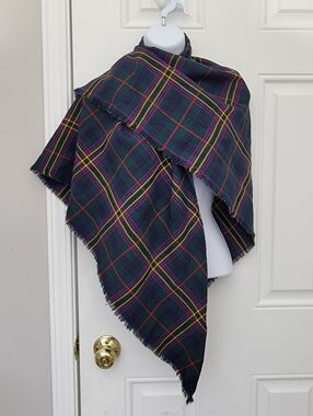 Bonda Vintage Tartan Plaid Large Triangle Scarf Fringe 100% Wool Yarmouth